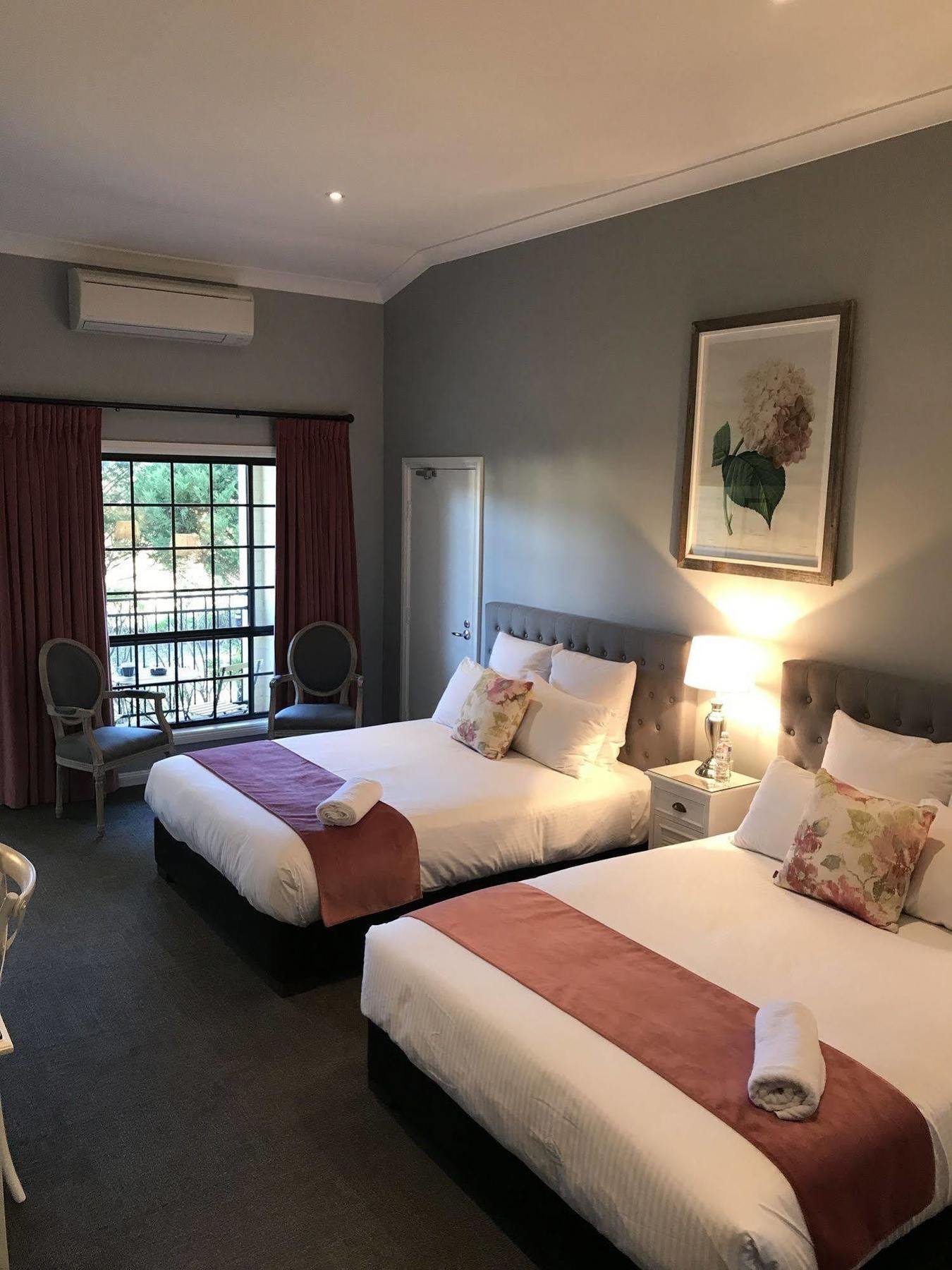 Camden Valley Inn Екстериор снимка